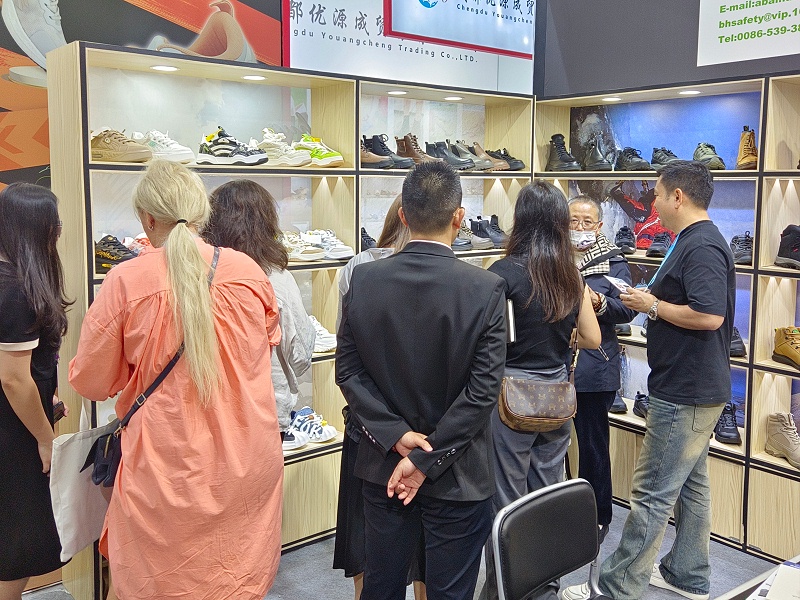展會(huì)進(jìn)行時(shí)|百華鞋業(yè)亮相第135屆中國(guó)進(jìn)出口商品交易會(huì)（廣交會(huì)）三期，展會(huì)現(xiàn)場(chǎng)人氣爆棚！