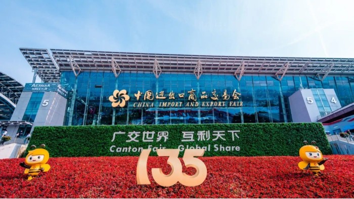 展會進(jìn)行時|百華鞋業(yè)亮相第135屆中國進(jìn)出口商品交易會（廣交會）三期，展會現(xiàn)場人氣爆棚！