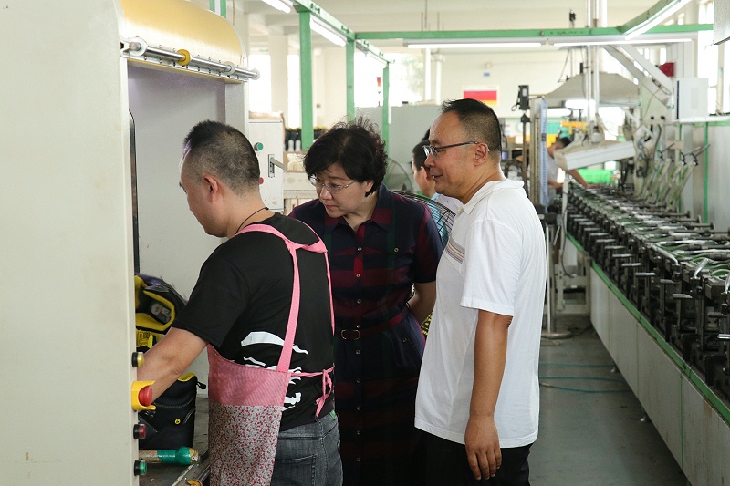 臨沂市工信局黨組書記、局長(zhǎng)王林艷一行蒞臨百華鞋業(yè)調(diào)研指導(dǎo)