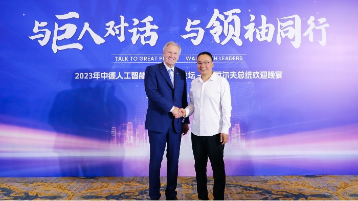 百華鞋業(yè)董事長牛興華應(yīng)邀出席德國前總統(tǒng)武爾夫歡迎宴會(huì)