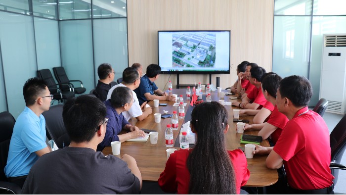 縣中小企業(yè)局領導與金猴集團一行蒞臨百華鞋業(yè)參觀