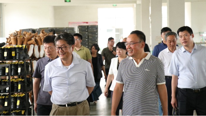 山東省貿(mào)促會黨組成員、副會長劉曉江一行蒞臨百華鞋業(yè)調(diào)研指導(dǎo)