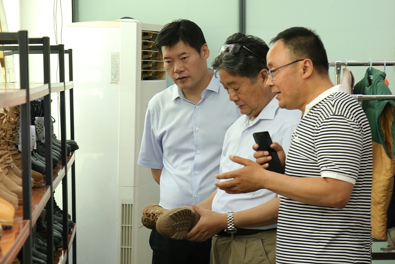 山東省貿(mào)促會黨組成員、副會長劉曉江一行蒞臨百華鞋業(yè)調(diào)研指導(dǎo)