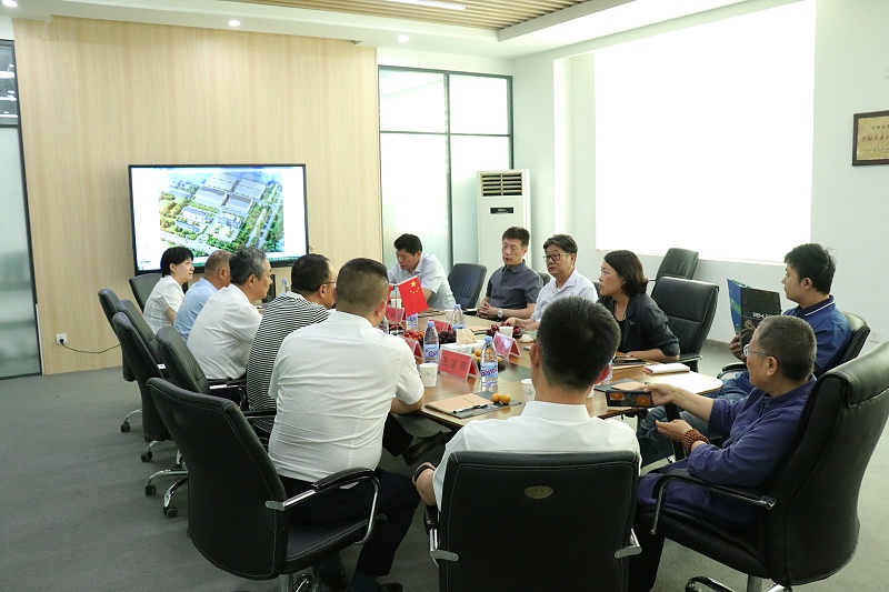 山東省貿(mào)促會黨組成員、副會長劉曉江一行蒞臨百華鞋業(yè)調(diào)研指導(dǎo)