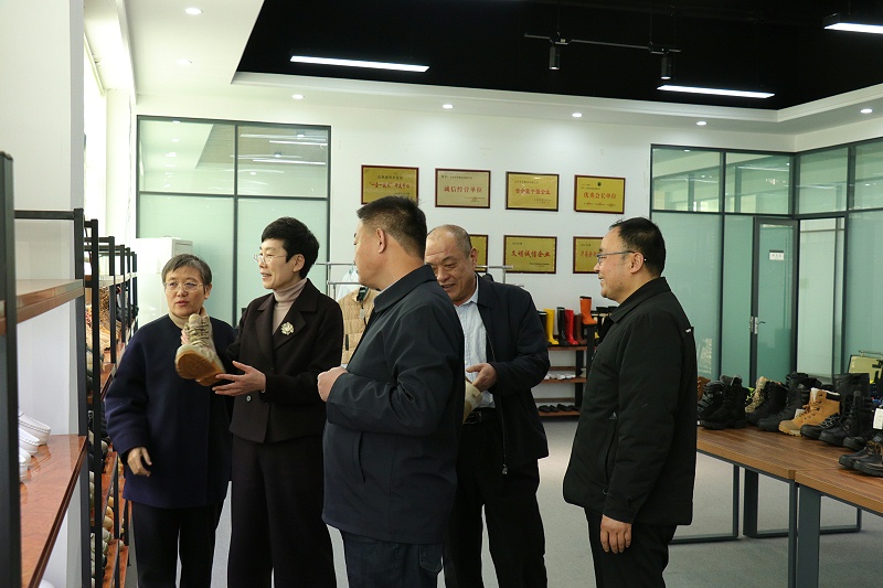 資訊|沂南縣人民法院院長尹慧 一行蒞臨百華鞋業(yè)調研指