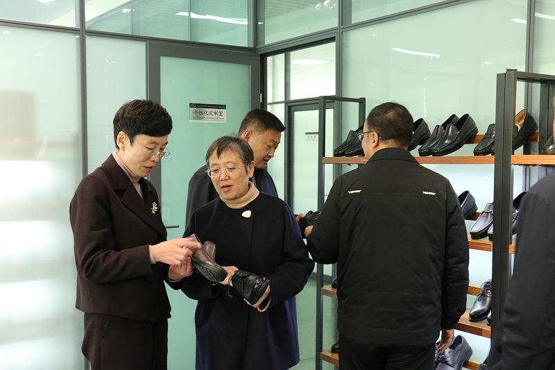 資訊|沂南縣人民法院院長尹慧 一行蒞臨百華鞋業(yè)調研指